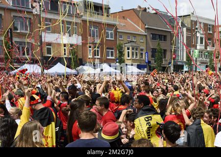 Riesige Leinwand für Fußballfans und Familien des mondial auf dem Place Dumont. | Ecran geant a la Place Dumont pour le mondial de Football - Rassembment populaire des Supports des diables rouges. 23/06/2018 Stockfoto