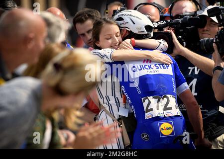 Lampaerts Freundin Astrid Demeulemeester und der belgische Yves Lampaert von Quick-Step Floors feiern nach dem Sieg der belgischen Radmeisterschaft für Männer in Binche, einem 223,6 km langen Rennen am Sonntag, den 24. Juni 2018, in Binche. BELGA FOTO YORICK JANSENS Stockfoto