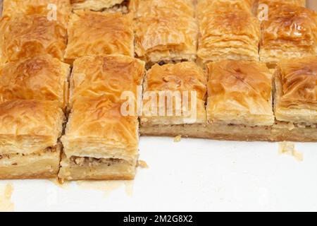 Quadratische Teile aus Baklava, Seitenansicht, Nahaufnahme mit weichem Fokus. Stockfoto