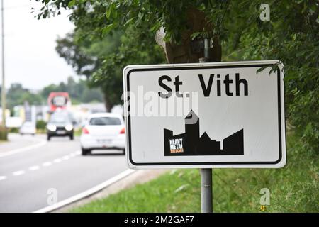 Abbildung zeigt den Namen der Gemeinde Saint-Vith auf einem Straßenschild, Montag, 25. Juni 2018. BELGA FOTO JEAN-LUC FLEMAL Stockfoto