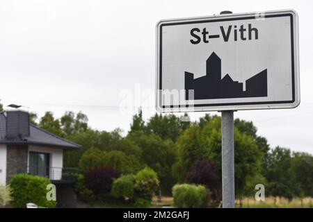 Abbildung zeigt den Namen der Gemeinde Saint-Vith - Sankt Vith auf einem Verkehrsschild, Montag, 25. Juni 2018. BELGA FOTO JEAN-LUC FLEMAL Stockfoto