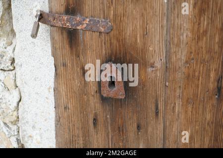 Holzteile wie Fenster, Türen, Dach und Wände eines alten Hauses mit Garten Stockfoto
