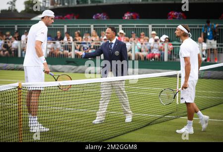 US John Isner (ATP 10), der Schiedsrichter und belgischer Ruben Bemelmans (ATP 104), die zu Beginn eines Tennisspiels in der zweiten Runde der Herren-Singles des Grand-Slam-Tennisturnier Wimbledon 2018 im All England Tennis Club im Südwesten Londons, Großbritannien, abgebildet wurden; Mittwoch, 04. Juli 2018 BELGA PHOTO VIRGINIE LEFOUR Stockfoto