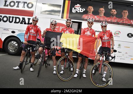 Belgischer Thomas De Gendt von Lotto Soudal, belgischer Jasper De Buyst von Lotto Soudal, belgische Jelle Vanendert von Lotto Soudal, Der belgische Tiesj Benoot von Lotto Soudal und der belgische Jens Keukeleire von Lotto Soudal unterstützen die Red Devils vor Beginn eines Trainings im Vorfeld der 105.. Ausgabe des Radrennen Tour de France in La-Roche-sur-Yon, Frankreich, Donnerstag, den 05. Juli 2018. Die diesjährige Tour de France findet vom 7.. Juli bis 29.. Juli statt. BELGA FOTO YORICK JANSENS Stockfoto