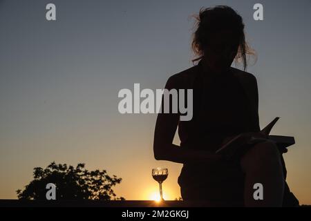 Single zu sein, Einsamkeit oder Isolation sind gesellschaftliche Phänomene und eine Ursache des Alkoholismus | La Einsamkeit, le celibat et l'Isolement sont des phenomenes de societe qui touch de nombreuses personnes et est une cause d'alcoolisme 07/07/2018 Stockfoto