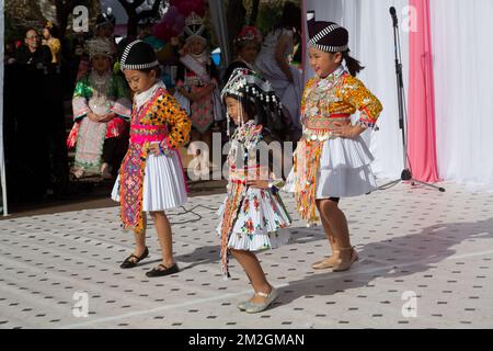 Junge Hmong-Tänzer bei der Hmong-Neujahrsfeier im El Dorado Park in Long Beach, Kalifornien Stockfoto