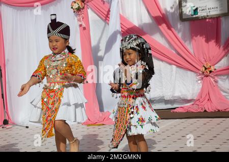 Junge Hmong-Tänzer bei der Hmong-Neujahrsfeier im El Dorado Park in Long Beach, Kalifornien Stockfoto