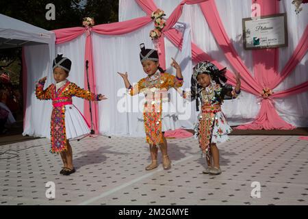 Junge Hmong-Tänzer bei der Hmong-Neujahrsfeier im El Dorado Park in Long Beach, Kalifornien Stockfoto