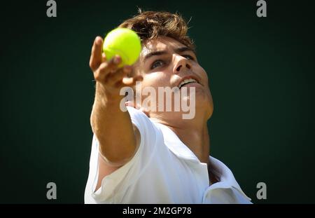 Belgischer Louis Herman in Aktion während eines Tennisspiels zwischen belgischem Louis Herman und US Trey Hilderbrand, in der zweiten Runde der JungenSingles beim Grand-Slam-Tennisturnier 2018 in Wimbledon im All England Tennis Club, im Südwesten Londons, Großbritannien, Dienstag, 10. Juli 2018. BELGA PHOTO VIRGINIE LEFOUR Stockfoto