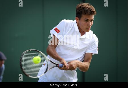 Belgischer Louis Herman in Aktion während eines Tennisspiels zwischen belgischem Louis Herman und US Trey Hilderbrand, in der zweiten Runde der JungenSingles beim Grand-Slam-Tennisturnier 2018 in Wimbledon im All England Tennis Club, im Südwesten Londons, Großbritannien, Dienstag, 10. Juli 2018. BELGA PHOTO VIRGINIE LEFOUR Stockfoto