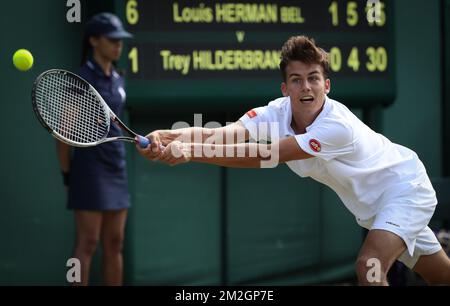 Belgischer Louis Herman in Aktion während eines Tennisspiels zwischen belgischem Louis Herman und US Trey Hilderbrand, in der zweiten Runde der JungenSingles beim Grand-Slam-Tennisturnier 2018 in Wimbledon im All England Tennis Club, im Südwesten Londons, Großbritannien, Dienstag, 10. Juli 2018. BELGA PHOTO VIRGINIE LEFOUR Stockfoto