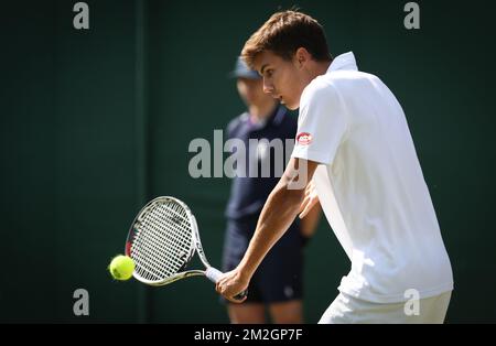Belgischer Louis Herman in Aktion während eines Tennisspiels zwischen belgischem Louis Herman und US Trey Hilderbrand, in der zweiten Runde der JungenSingles beim Grand-Slam-Tennisturnier 2018 in Wimbledon im All England Tennis Club, im Südwesten Londons, Großbritannien, Dienstag, 10. Juli 2018. BELGA PHOTO VIRGINIE LEFOUR Stockfoto