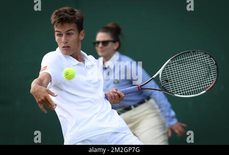 Belgischer Louis Herman in Aktion während eines Tennisspiels zwischen belgischem Louis Herman und US Trey Hilderbrand, in der zweiten Runde der JungenSingles beim Grand-Slam-Tennisturnier 2018 in Wimbledon im All England Tennis Club, im Südwesten Londons, Großbritannien, Dienstag, 10. Juli 2018. BELGA PHOTO VIRGINIE LEFOUR Stockfoto