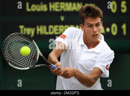 Belgischer Louis Herman in Aktion während eines Tennisspiels zwischen belgischem Louis Herman und US Trey Hilderbrand, in der zweiten Runde der JungenSingles beim Grand-Slam-Tennisturnier 2018 in Wimbledon im All England Tennis Club, im Südwesten Londons, Großbritannien, Dienstag, 10. Juli 2018. BELGA PHOTO VIRGINIE LEFOUR Stockfoto