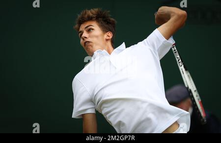 Belgischer Louis Herman in Aktion während eines Tennisspiels zwischen belgischem Louis Herman und US Trey Hilderbrand, in der zweiten Runde der JungenSingles beim Grand-Slam-Tennisturnier 2018 in Wimbledon im All England Tennis Club, im Südwesten Londons, Großbritannien, Dienstag, 10. Juli 2018. BELGA PHOTO VIRGINIE LEFOUR Stockfoto