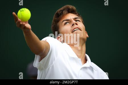 Belgischer Louis Herman in Aktion während eines Tennisspiels zwischen belgischem Louis Herman und US Trey Hilderbrand, in der zweiten Runde der JungenSingles beim Grand-Slam-Tennisturnier 2018 in Wimbledon im All England Tennis Club, im Südwesten Londons, Großbritannien, Dienstag, 10. Juli 2018. BELGA PHOTO VIRGINIE LEFOUR Stockfoto