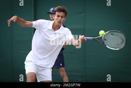 Belgischer Louis Herman in Aktion während eines Tennisspiels zwischen belgischem Louis Herman und US Trey Hilderbrand, in der zweiten Runde der JungenSingles beim Grand-Slam-Tennisturnier 2018 in Wimbledon im All England Tennis Club, im Südwesten Londons, Großbritannien, Dienstag, 10. Juli 2018. BELGA PHOTO VIRGINIE LEFOUR Stockfoto