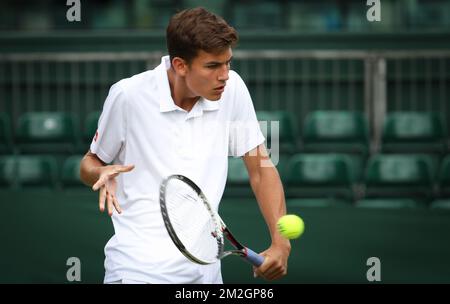 Belgischer Louis Herman in Aktion während eines Tennisspiels zwischen belgischem Louis Herman und US Trey Hilderbrand, in der zweiten Runde der JungenSingles beim Grand-Slam-Tennisturnier 2018 in Wimbledon im All England Tennis Club, im Südwesten Londons, Großbritannien, Dienstag, 10. Juli 2018. BELGA PHOTO VIRGINIE LEFOUR Stockfoto