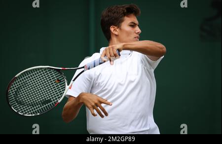 Belgischer Louis Herman in Aktion während eines Tennisspiels zwischen belgischem Louis Herman und US Trey Hilderbrand, in der zweiten Runde der JungenSingles beim Grand-Slam-Tennisturnier 2018 in Wimbledon im All England Tennis Club, im Südwesten Londons, Großbritannien, Dienstag, 10. Juli 2018. BELGA PHOTO VIRGINIE LEFOUR Stockfoto