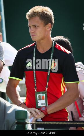 Belgischer Arnaud Bovy, der ein Fußballtrikot der Red Devils trägt, das während eines Tennisspiels zwischen dem belgischen Louis Herman und der US Trey Hilderbrand in Runde zwei der Jungeneinzelspiele beim Grand-Slam-Tennisturnier in Wimbledon 2018 im All England Tennis Club im Südwesten Londons, Großbritannien, Dienstag, 10. Juli 2018. BELGA PHOTO VIRGINIE LEFOUR Stockfoto