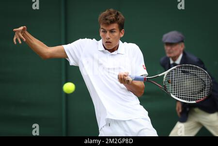 Belgischer Louis Herman in Aktion während eines Tennisspiels zwischen belgischem Louis Herman und US Trey Hilderbrand, in der zweiten Runde der JungenSingles beim Grand-Slam-Tennisturnier 2018 in Wimbledon im All England Tennis Club, im Südwesten Londons, Großbritannien, Dienstag, 10. Juli 2018. BELGA PHOTO VIRGINIE LEFOUR Stockfoto