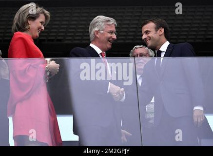 Königin Mathilde von Belgien, König Philippe - Filip von Belgien und französischer Präsident Emmanuel Macron, abgebildet auf den Tribünen des Halbfinalspiels zwischen der französischen Nationalmannschaft „Les Bleus“ und der belgischen Nationalmannschaft „Red Devils“, Dienstag, den 10. Juli 2018 in Sankt Petersburg, Russland. BELGA FOTO DIRK WAEM Stockfoto