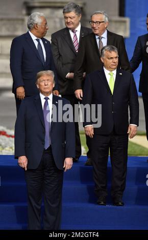 US-Präsident Donald Trump (Front) und (Top L-R) Portugal Premierminister Antonio Costa, Präsident Rumäniens Klaus Iohannis und Präsident der Europäischen Kommission Jean-Claude Juncker posieren für ein Familienfoto vor einem Abendessen im Parc du Cinquantenaire - Jubelpark in Brüssel, für die Teilnehmer einer NATO Gipfeltreffen der Nordatlantikvertrags-Organisation, Mittwoch, 11. Juli 2018. BELGA FOTO ERIC LALMAND Stockfoto