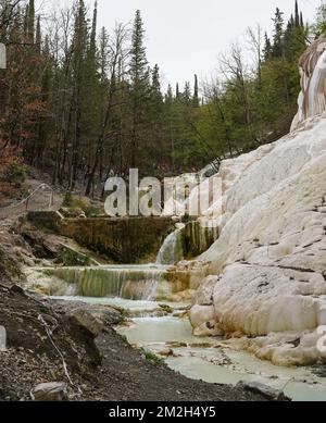 Heiße Quellen in Bagni San Filippo, Italien, mit Kalziumkarbonatablagerungen rund um das Thermalwasser Stockfoto