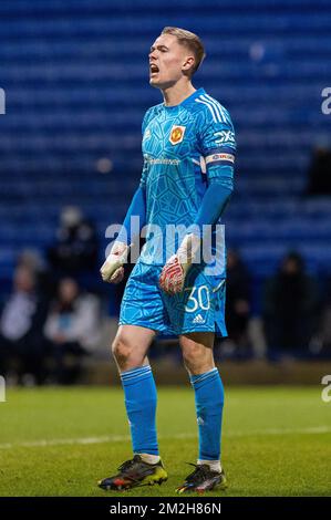 Bolton, UK. 13th Dec, 2022. Nathan Bishop #30 of Manchester United gives his team instructions during the Papa John's Trophy match Bolton Wanderers vs Manchester United U21 at University of Bolton Stadium, Bolton, United Kingdom, 13th December 2022 (Photo by Phil Bryan/News Images) in Bolton, United Kingdom on 12/13/2022. (Photo by Phil Bryan/News Images/Sipa USA) Credit: Sipa USA/Alamy Live News Stockfoto