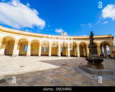 Der Fischmarktplatz (Piazza Mercato del Pesce) und sein kleiner Brunnen mit Venus Anadyomene in Trapani, Sizilien, Italien Stockfoto