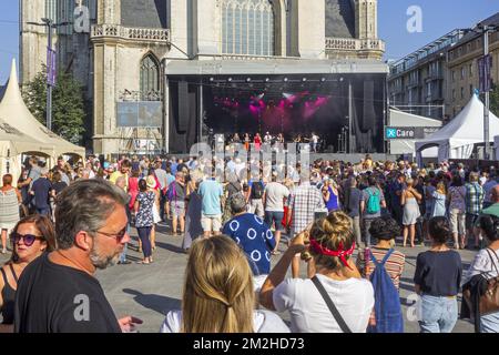 Crowd watching world music performance by Banda Del Mundo during the Gentse Feesten / Ghent Festival, summer festivities at Ghent, Flanders, Belgium | Spectateurs regardent concert de Banda Del Mundo pendant les Gentse Feesten / Fêtes de Gand, Belgique 20/07/2018 Stock Photo