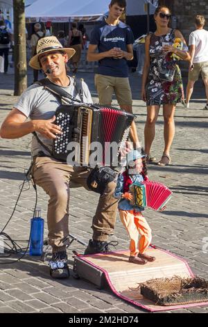 Busker / street performer with doll playing accordion during the Gentse Feesten / Ghent Festival, summer festivities at Ghent, Flanders, Belgium | Accordéoniste joue sur la rue pendant les Gentse Feesten / Fêtes de Gand, Belgique 20/07/2018 Stock Photo