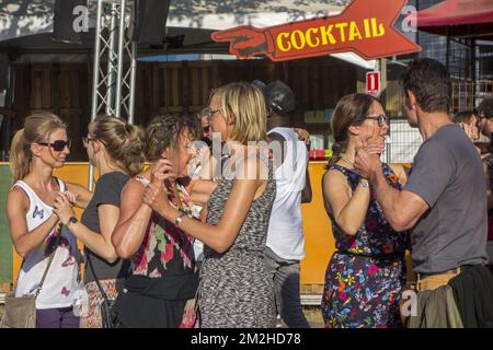 Paare, die während des Gentse Feesten / Gent Festivals auf der Straße tanzen, Sommerfestivitäten in Gent, Flandern, Belgien | Paare tanzen dans la rue pendant les Gentse Feesten / Fêtes de Gand, Belgique 20/07/2018 Stockfoto