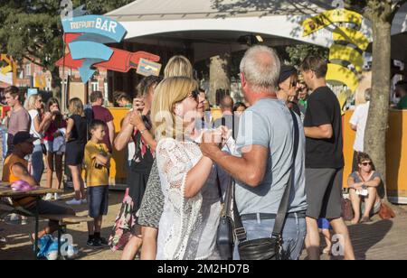 Paare, die während des Gentse Feesten / Gent Festivals auf der Straße tanzen, Sommerfestivitäten in Gent, Flandern, Belgien | Paare tanzen dans la rue pendant les Gentse Feesten / Fêtes de Gand, Belgique 20/07/2018 Stockfoto