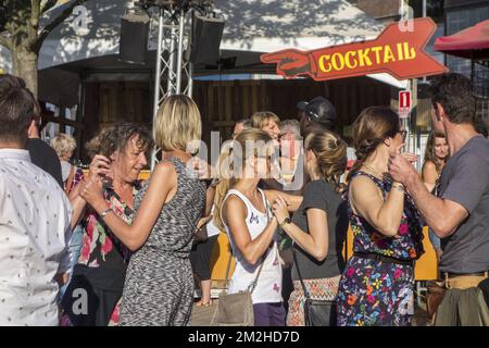 Paare, die während des Gentse Feesten / Gent Festivals auf der Straße tanzen, Sommerfestivitäten in Gent, Flandern, Belgien | Paare tanzen dans la rue pendant les Gentse Feesten / Fêtes de Gand, Belgique 20/07/2018 Stockfoto