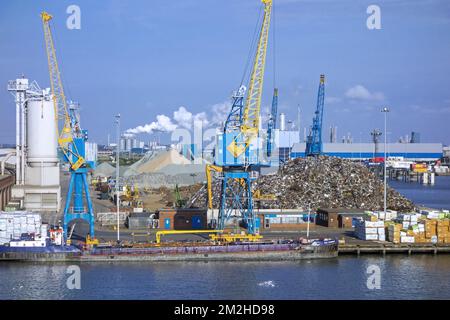 Andocken von Kränen und Schrotthaufen im Hafen von Aberdeen, Aberdeenshire, Schottland, Großbritannien | Le Port d'Aberdeen, Ecosse, Royaume-Uni 19/06/2018 Stockfoto