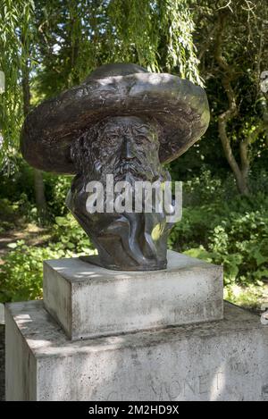 Bronze bust of Claude Monet, painter and founder of French Impressionist painting at Giverny, Eure department, Normandy, France | Buste du peintre Claude Monet à Giverny, Eure département, Normandie, France 01/07/2018 Stock Photo