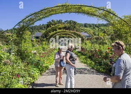 Ältere Touristen besuchen den Garten des impressionistischen Malers Claude Monet in Giverny, Eure, Normandie, Frankreich | Touristes posent dans le jardin du peintre Claude Monet à Giverny, Eure Département, Normandie, Frankreich 01/07/2018 Stockfoto