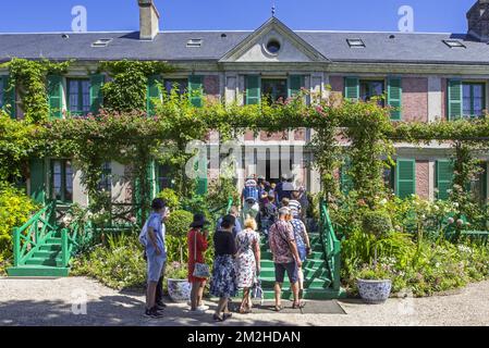 Touristen, die den Garten und das Haus im Sommer des impressionistischen Malers Claude Monet in Giverny, Eure, Normandie, Frankreich besuchen | Maison du peintre Claude Monet à Giverny, Eure Département, Normandie, Frankreich 01/07/2018 Stockfoto