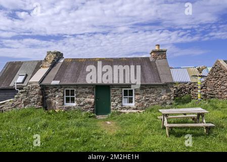 Johnnie Notions camping böd, birthplace of John Williamson in Hamnavoe at Eshaness in Northmavine, Shetland Islands, Scotland, UK | Lieu de naissance de Johnnie Notions à Hamnavoe, Eshaness, Northmavine, Shetland, Ecosse 11/06/2018 Stock Photo