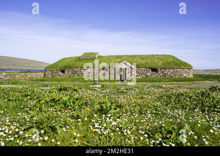 Nachbildung des Norse Viking Longhouse in Brookpoint, Unst, Shetland Islands, Schottland, Großbritannien | Reconstruction de maison Longue viking à Brookpoint, Unst, Shetland, Ecosse 10/06/2018 Stockfoto