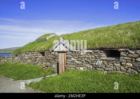 Nachbildung des Norse Viking Longhouse in Brookpoint, Unst, Shetland Islands, Schottland, Großbritannien | Reconstruction de maison Longue viking à Brookpoint, Unst, Shetland, Ecosse 10/06/2018 Stockfoto