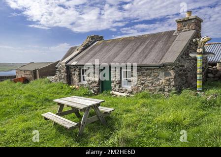 Johnnie Notions camping böd, birthplace of John Williamson in Hamnavoe at Eshaness in Northmavine, Shetland Islands, Scotland, UK | Lieu de naissance de Johnnie Notions à Hamnavoe, Eshaness, Northmavine, Shetland, Ecosse 11/06/2018 Stock Photo