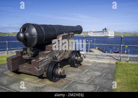 Kanone im Fort Charlotte des 17.. Jahrhunderts im Zentrum von Lerwick und Kreuzfahrtschiff im Bressay Sound, Shetland Islands, Schottland, Großbritannien | Canon dans le Fort Charlotte à Lerwick, Shetland, Ecosse 12/06/2018 Stockfoto