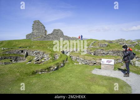 Touristen besuchen Jarlshof, eine archäologische Stätte mit 2500 prähistorischen und nordischen Siedlungen in Sumburgh Head, Shetland Islands, Schottland, Großbritannien | Jarlshof, Site archéologique à Sumburgh Head, Shetland, Ecosse 13/06/2018 Stockfoto