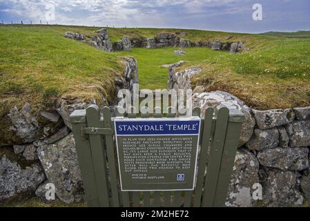 Eingangstor und Informationstafel des Stanydale Tempels, jungsteinzeitliche Stätte auf dem Festland, Shetland Islands, Schottland, Großbritannien | Stanydale Temple, Site archéologique à Shetland, Ecosse 19/06/2018 Stockfoto