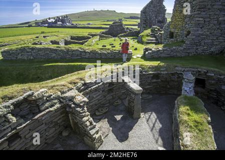 Tourist besucht Jarlshof, archäologische Stätte mit 2500 prähistorischen und nordischen Siedlungen in Sumburgh Head, Shetland Islands, Schottland, Großbritannien | Jarlshof, Site archéologique à Sumburgh Head, Shetland, Ecosse 13/06/2018 Stockfoto