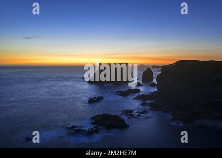 Meeresstapel und Klippen bei Sonnenuntergang auf der Halbinsel Eshaness / Esha Ness in Northmavine auf der Insel Festland, Shetland Islands, Schottland, Großbritannien | Falaises à Eshaness / Esha Ness, Northmavine, Festland, Shetland, Ecosse 18/06/2018 Stockfoto