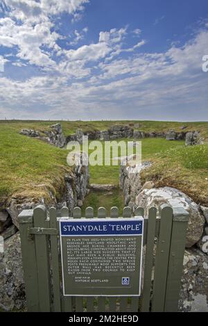 Eingangstor und Informationstafel des Stanydale Tempels, jungsteinzeitliche Stätte auf dem Festland, Shetland Islands, Schottland, Großbritannien | Stanydale Temple, Site archéologique à Shetland, Ecosse 19/06/2018 Stockfoto