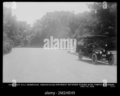 Distribution Department, Chestnut Hill Reservoir, resurfacing driveway between basins with tarvia macadam; Emergency Truck No. 2 in foreground, right, Brighton, Mass., Jul. 14, 1916 , waterworks, roadways, trucks Stock Photo